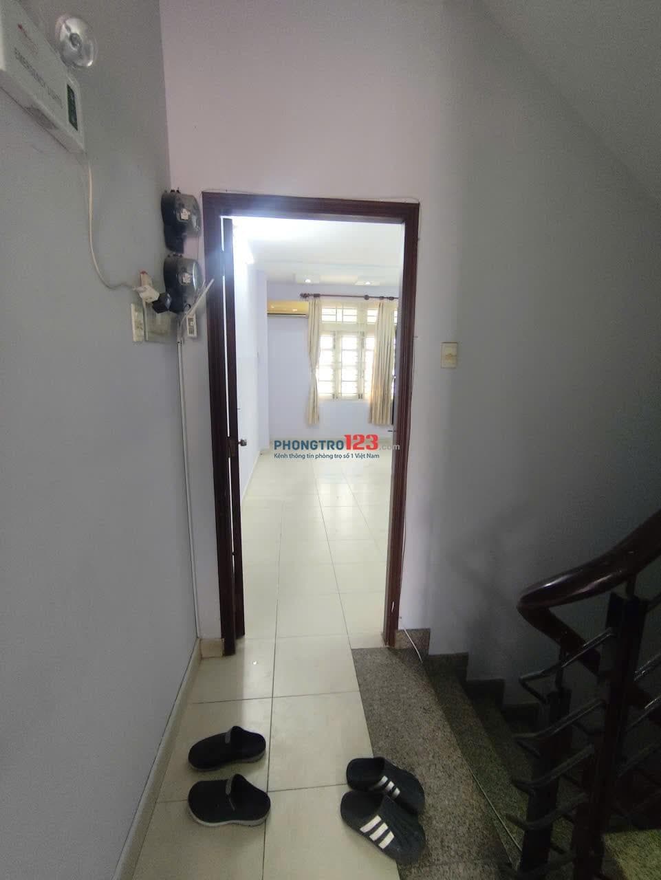 Chính chủ . Phòng rộng cửa sổ thông thoáng, khu vực yên tĩnh