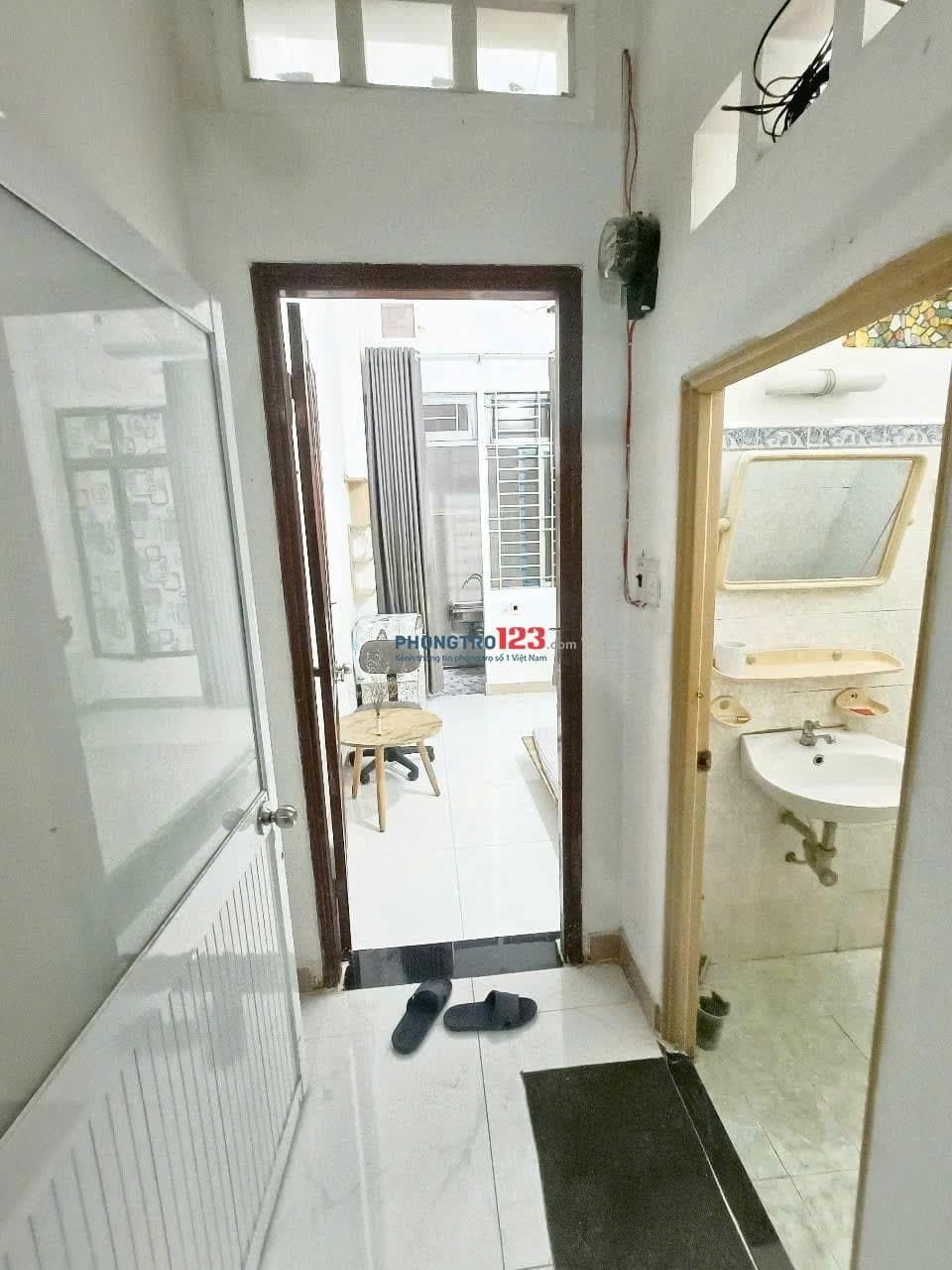 Mã G101 4tr8 Phòng trệt tách bếp 20m2. Có sân sau có nắng trời gần sát ga Metro Văn Thánh
